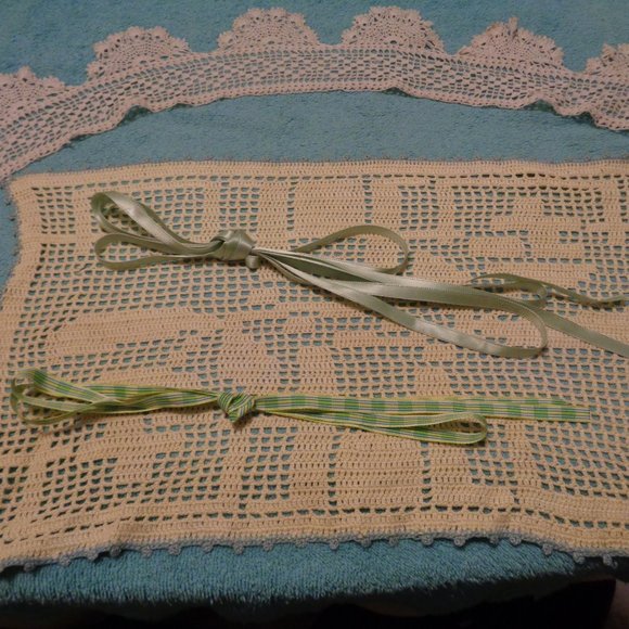 OLD MONEY VINTAGE CROCHETED LACE EDGING PIC DOILY & RIBBONS LOT 4 PIECES
